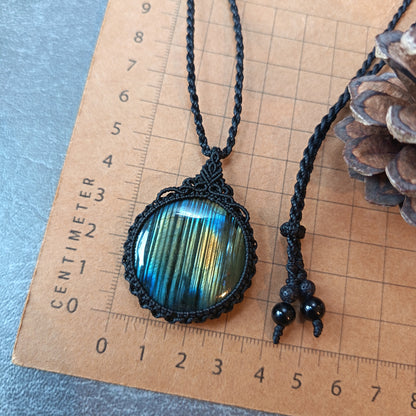 Labradorite Macrame Necklace | Pendant size 4.9 cm