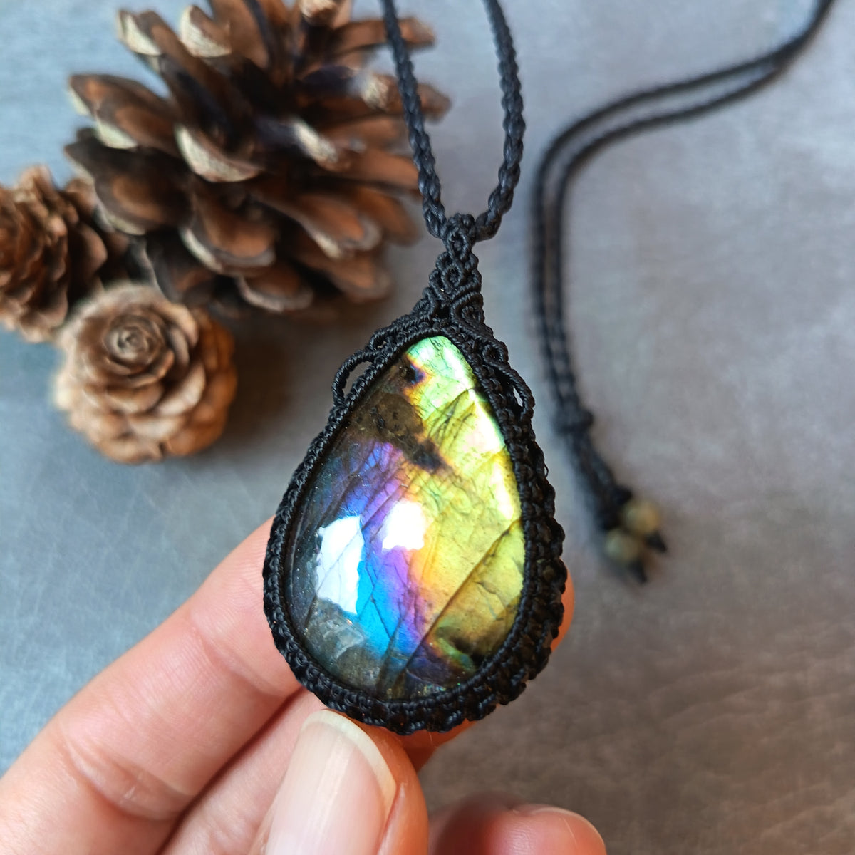 Labradorite Macrame Necklace | Pendant size 5.2 cm