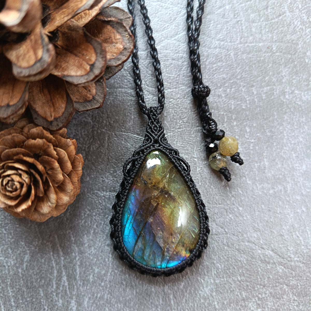 Labradorite Macrame Necklace | Pendant size 5.2 cm