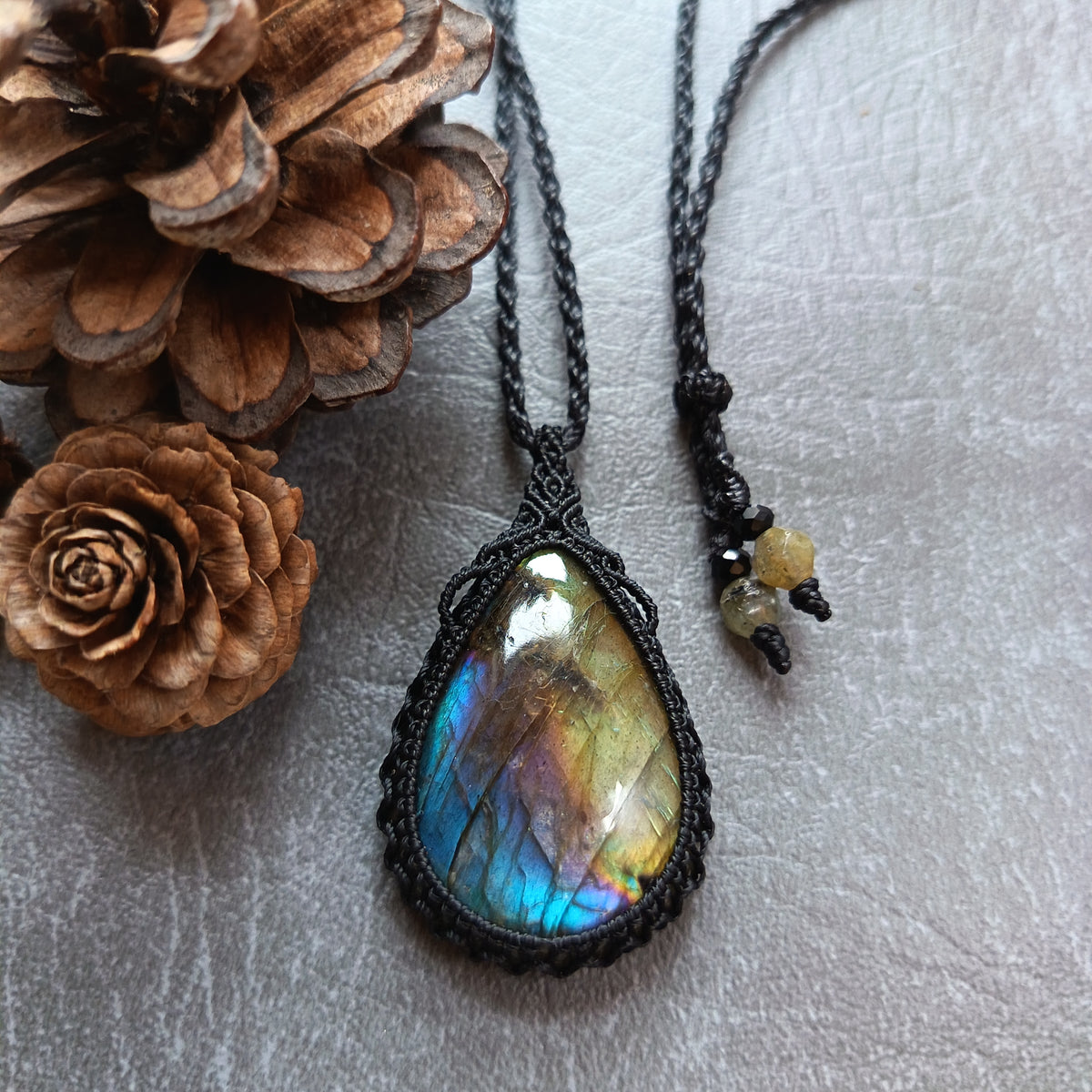 Labradorite Macrame Necklace | Pendant size 5.2 cm