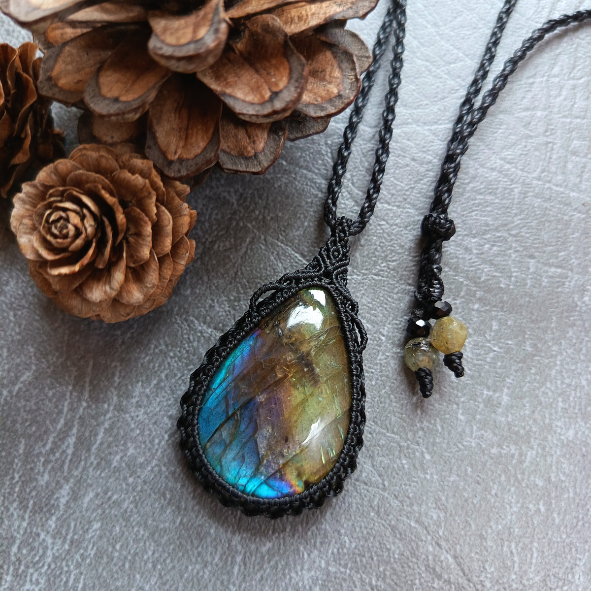 Labradorite Macrame Necklace | Pendant size 5.2 cm