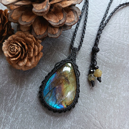 Labradorite Macrame Necklace | Pendant size 5.2 cm
