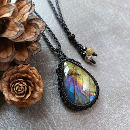 Labradorite Macrame Necklace | Pendant size 5.2 cm