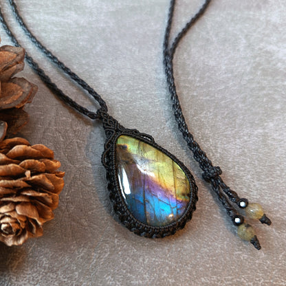 Labradorite Macrame Necklace | Pendant size 5.2 cm