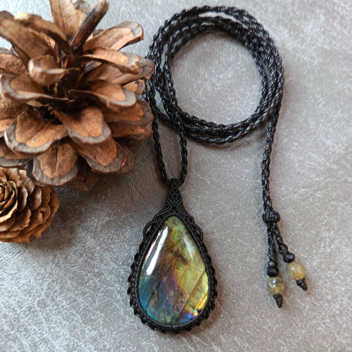 Labradorite Macrame Necklace | Pendant size 5.2 cm