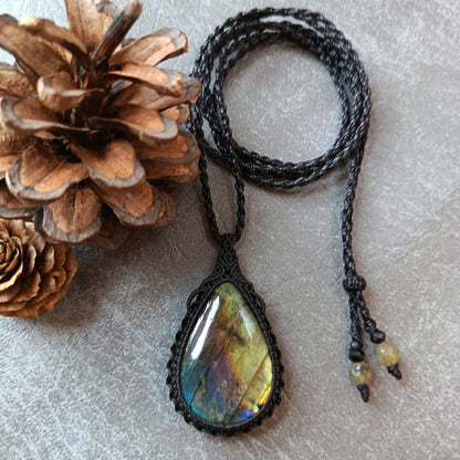 Labradorite Macrame Necklace | Pendant size 5.2 cm