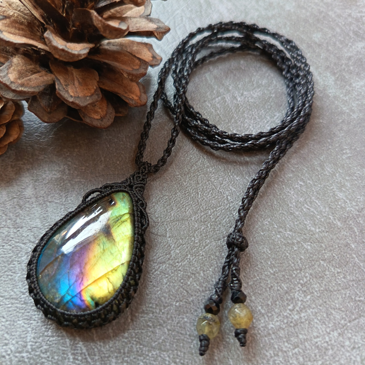 Labradorite Macrame Necklace | Pendant size 5.2 cm