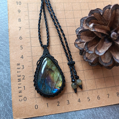 Labradorite Macrame Necklace | Pendant size 5.2 cm