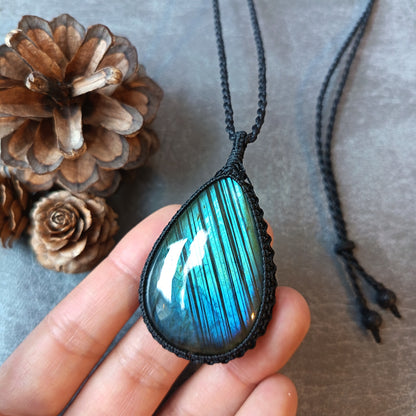 Labradorite Macrame Necklace | Pendant size 6.1 cm