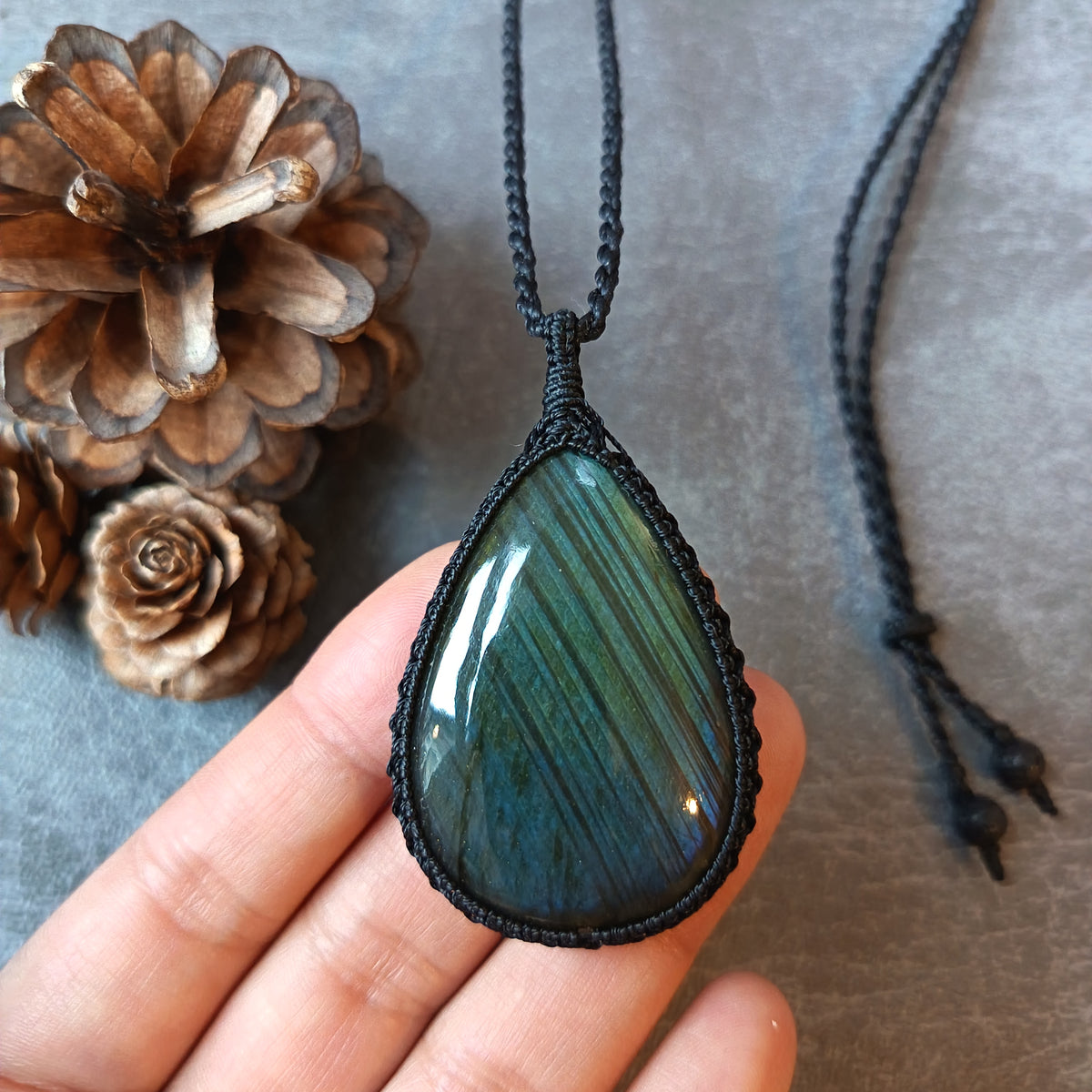 Labradorite Macrame Necklace | Pendant size 6.1 cm