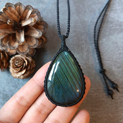 Labradorite Macrame Necklace | Pendant size 6.1 cm