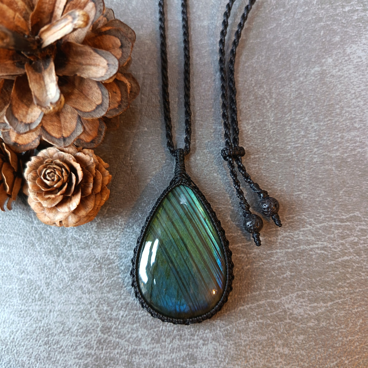 Labradorite Macrame Necklace | Pendant size 6.1 cm