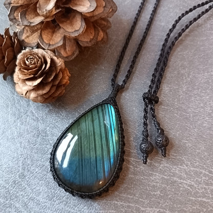 Labradorite Macrame Necklace | Pendant size 6.1 cm