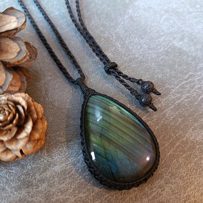 Labradorite Macrame Necklace | Pendant size 6.1 cm
