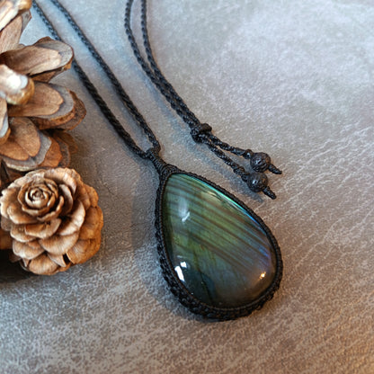 Labradorite Macrame Necklace | Pendant size 6.1 cm