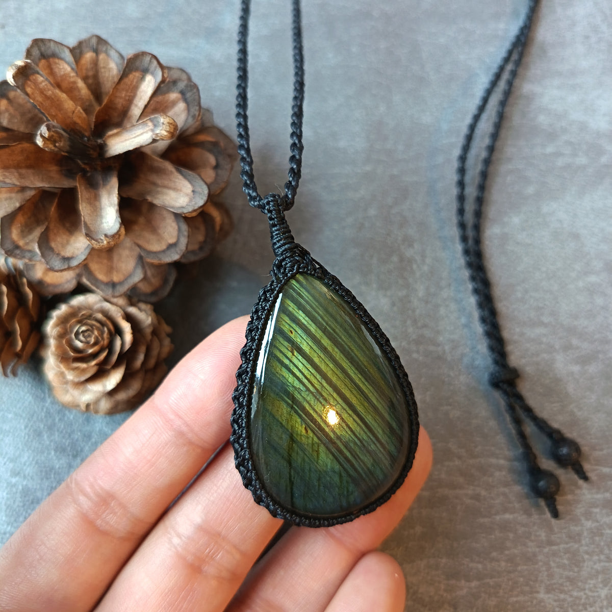 Labradorite Macrame Necklace | Pendant size 6.1 cm