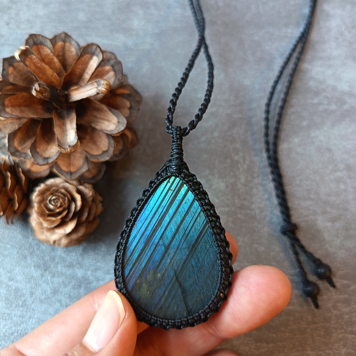 Labradorite Macrame Necklace | Pendant size 6.1 cm