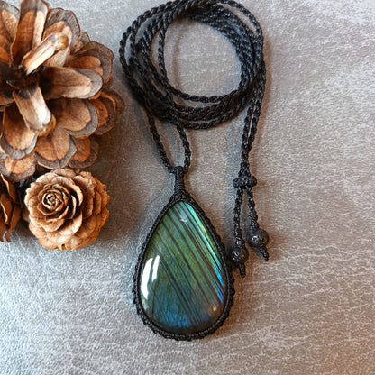 Labradorite Macrame Necklace | Pendant size 6.1 cm