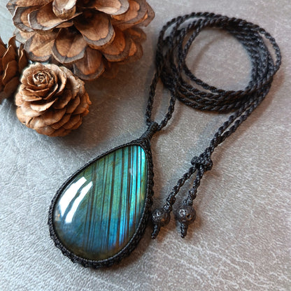 Labradorite Macrame Necklace | Pendant size 6.1 cm