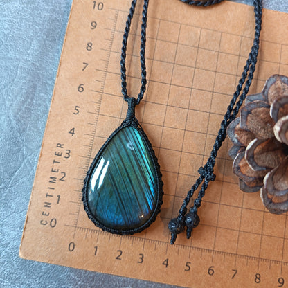 Labradorite Macrame Necklace | Pendant size 6.1 cm