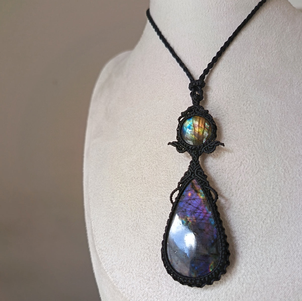 Labradorite Macrame Necklace | Pendant size 8.5 cm