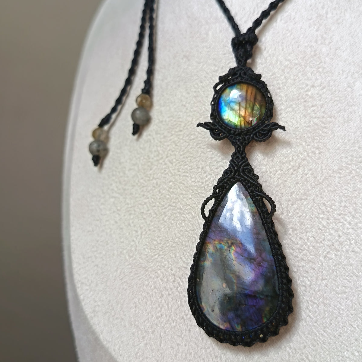 Labradorite Macrame Necklace | Pendant size 8.5 cm