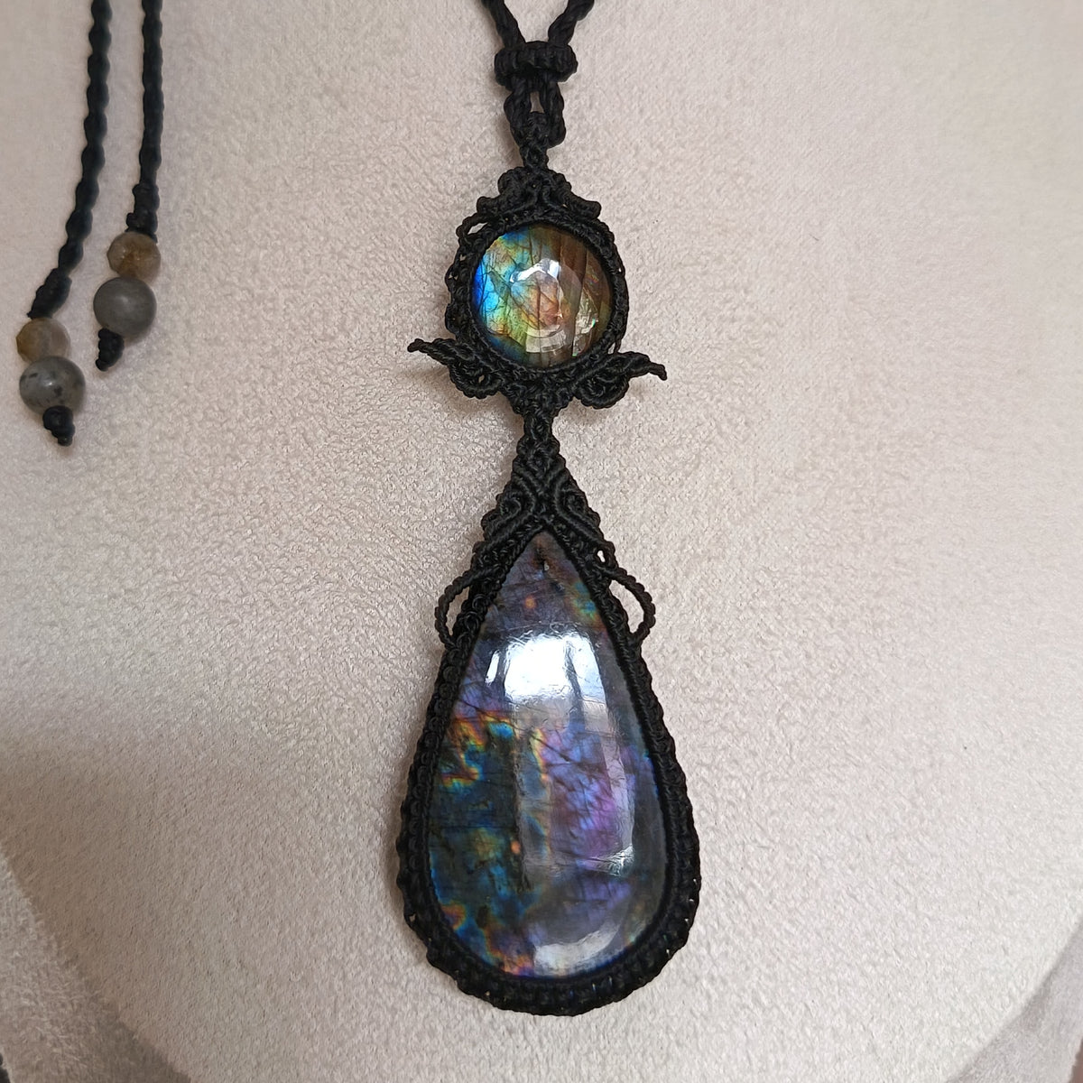 Labradorite Macrame Necklace | Pendant size 8.5 cm