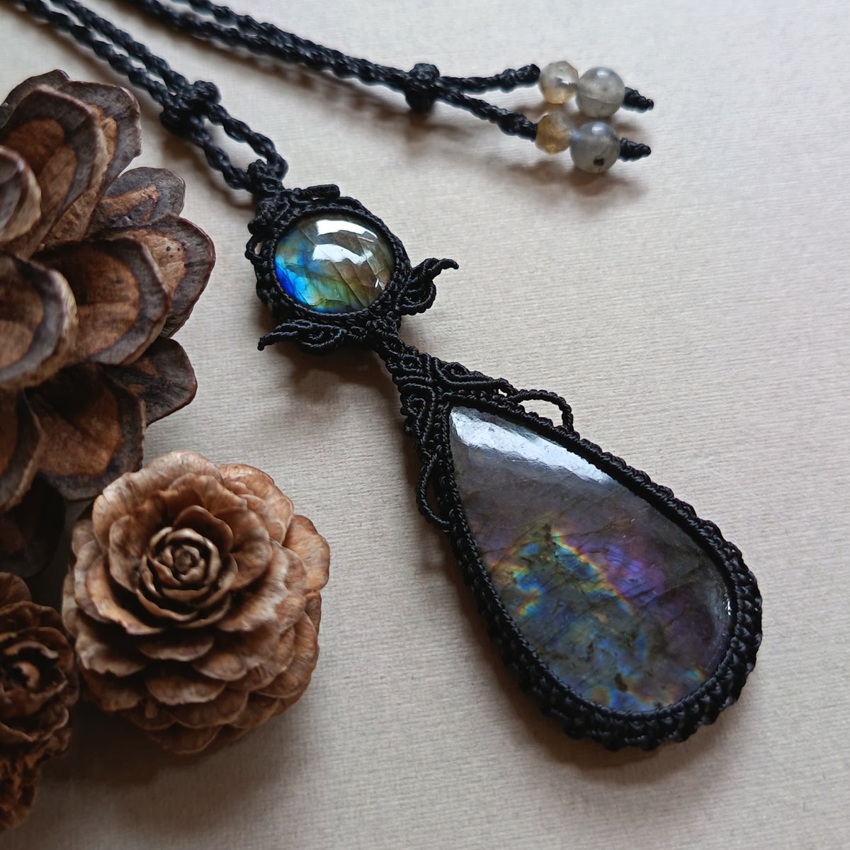 Labradorite Macrame Necklace | Pendant size 8.5 cm