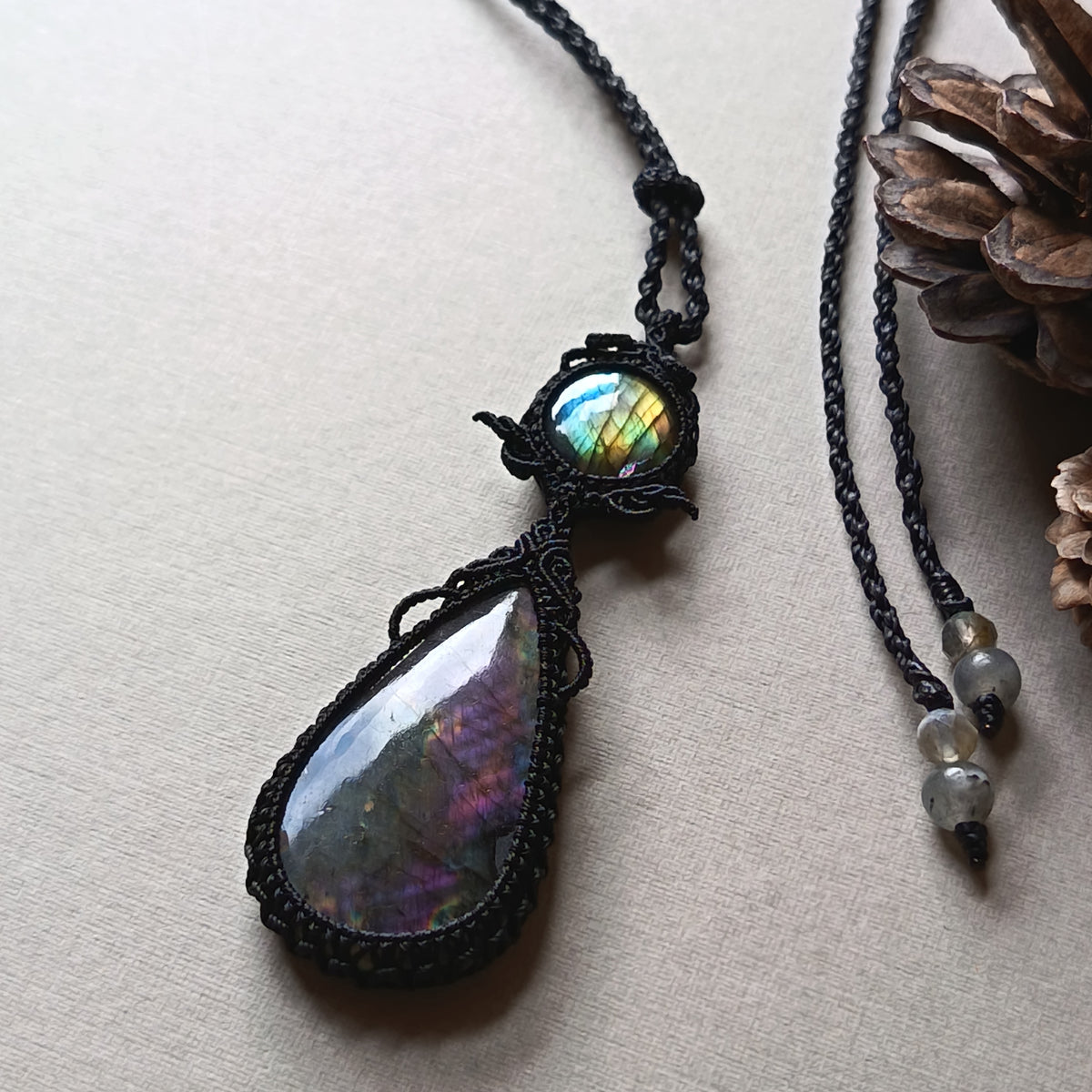 Labradorite Macrame Necklace | Pendant size 8.5 cm