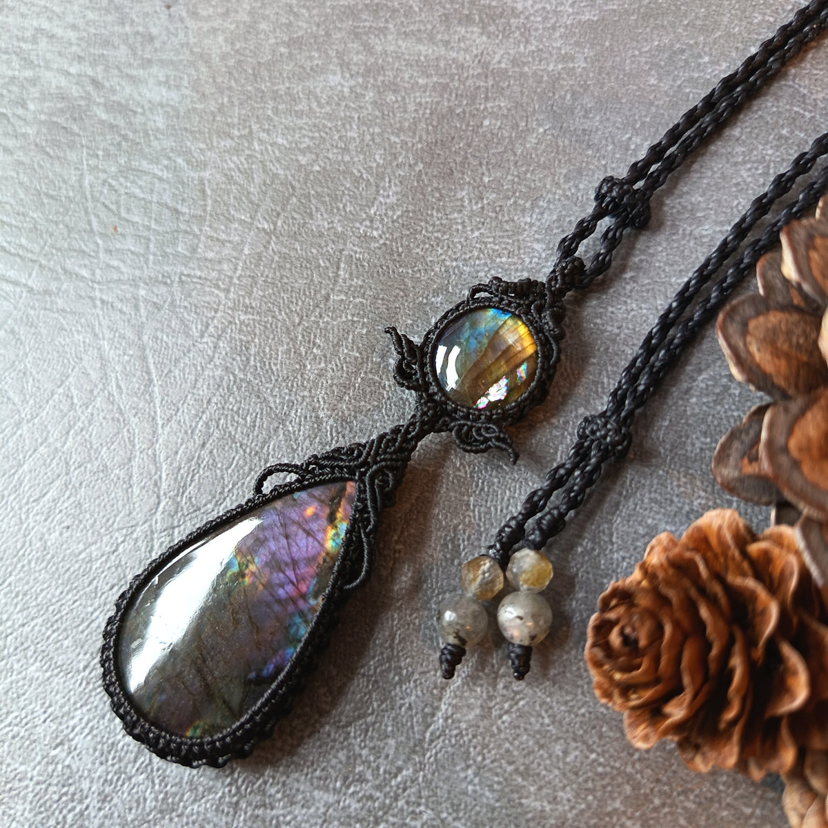 Labradorite Macrame Necklace | Pendant size 8.5 cm