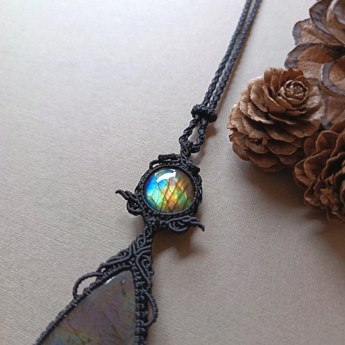Labradorite Macrame Necklace | Pendant size 8.5 cm