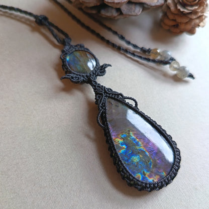 Labradorite Macrame Necklace | Pendant size 8.5 cm