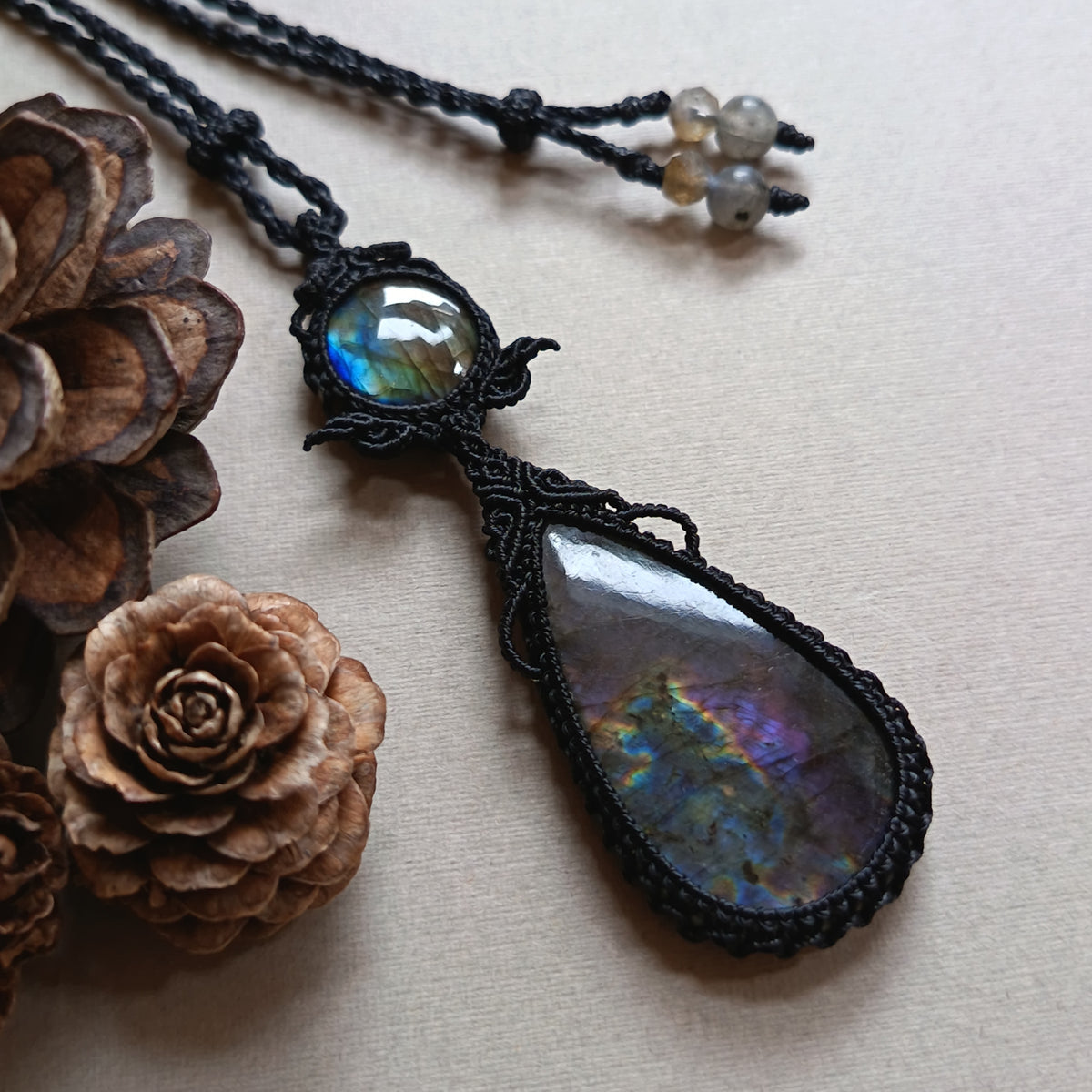 Labradorite Macrame Necklace | Pendant size 8.5 cm