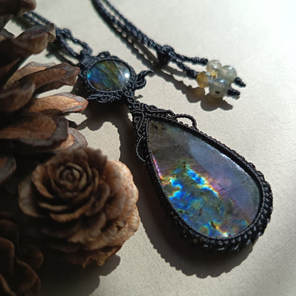 Labradorite Macrame Necklace | Pendant size 8.5 cm